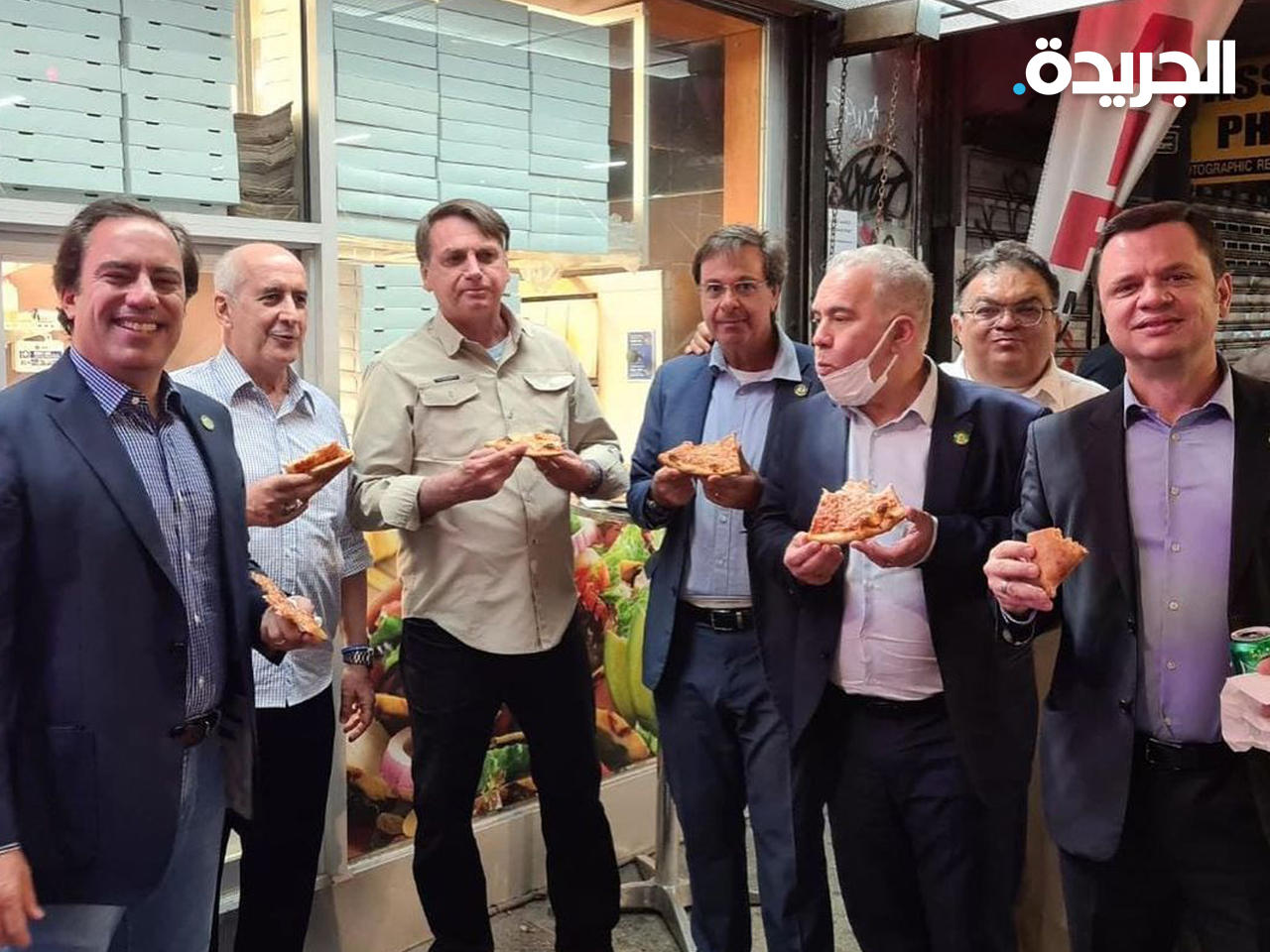 الرئيس البرازيلي جايير بولسونارو يتناول البيتزا في الشارع