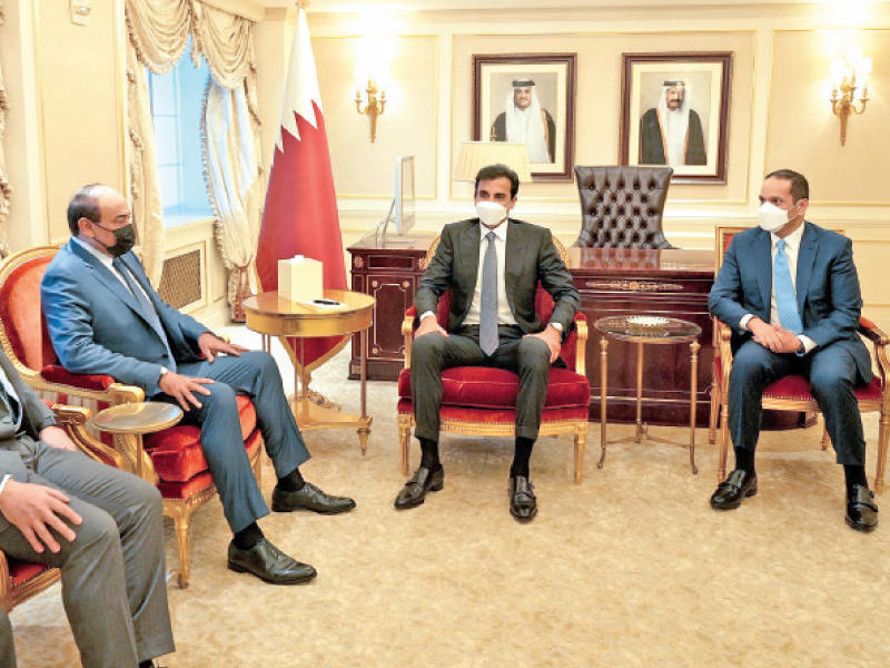 ممثل صاحب السمو أثناء لقائه مع أمير قطر أمس الأول