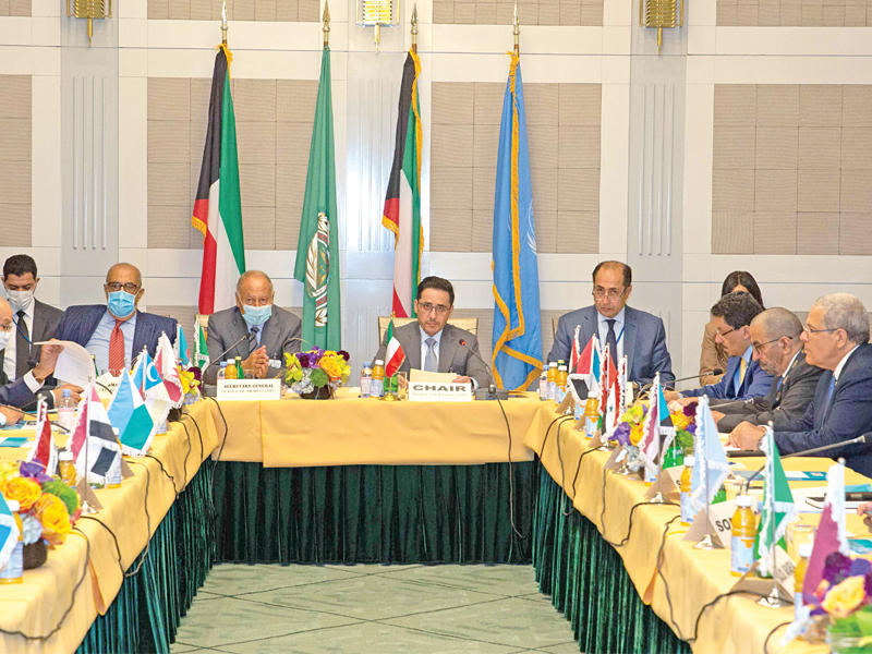 وزير الخارجية وزير الدولة لشؤون مجلس الوزراء، الشيخ د. أحمد الناصر مترئساً الاجتماع الوزاري العربي أمس الأول