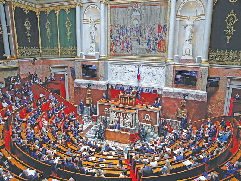 منظر عام لجلسة الحكومة في الجمعية الوطنية بباريس أمس        (رويترز)