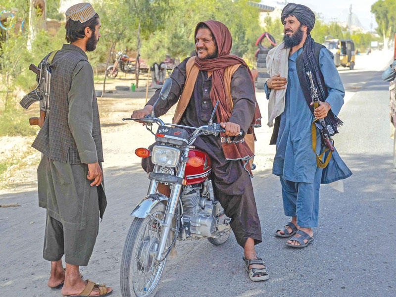 مسلّحون من «طالبان» على إحدى نقاط التفتيش في قندهار أمس         (أ ف ب)