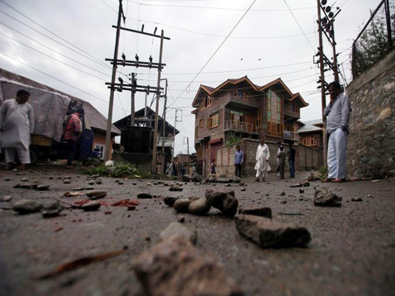 الهند تقطع الاتصالات عن كشمير