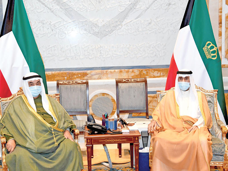 صاحب السمو أمير البلاد الشيخ نواف الأحمد  مستقبلاً  سمو الشيخ ناصر المحمد أمس