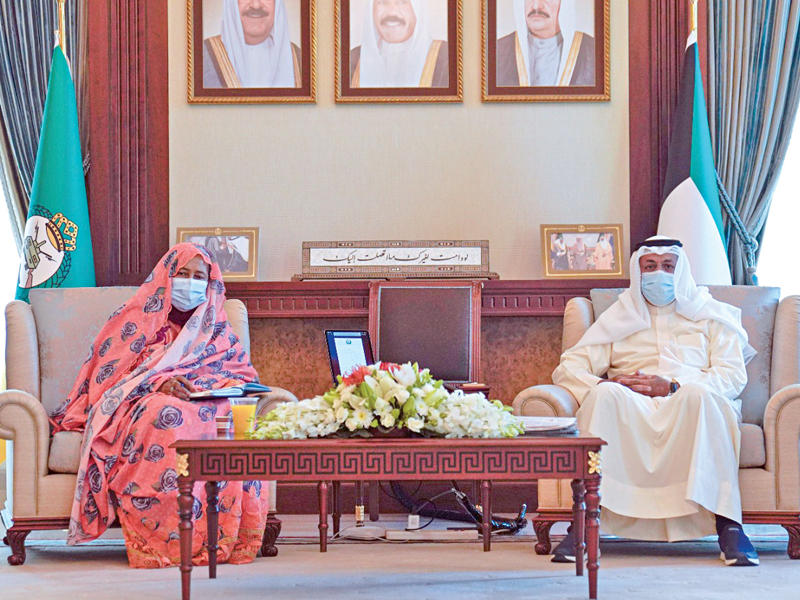  نائب رئيس الحرس الوطني، الفريق أول متقاعد الشيخ أحمد النواف مستقبلاً سفيرة تشاد