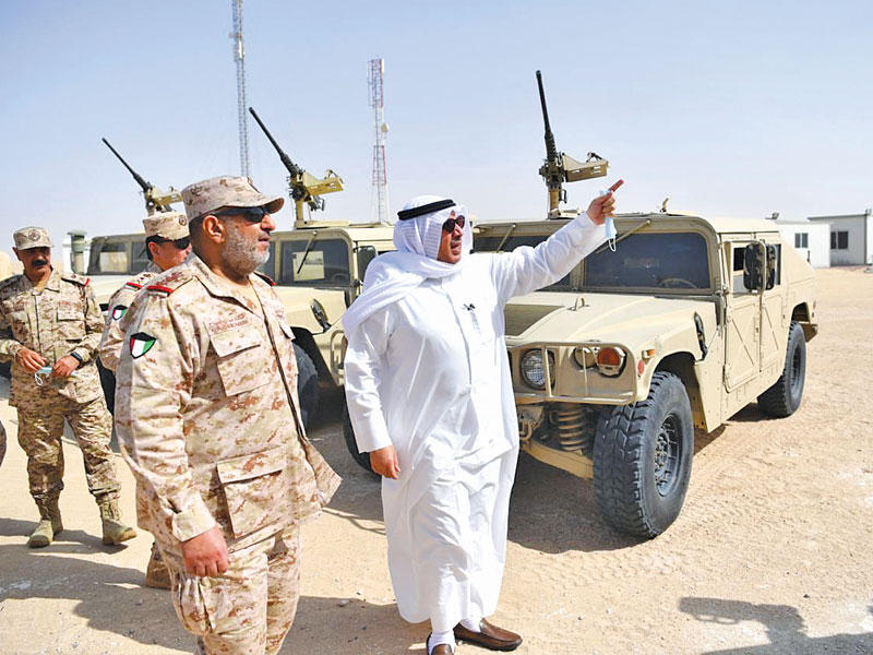 الجابر خلال جولته أمس ويبدو رئيس الأركان وعدد من القادة العسكريين