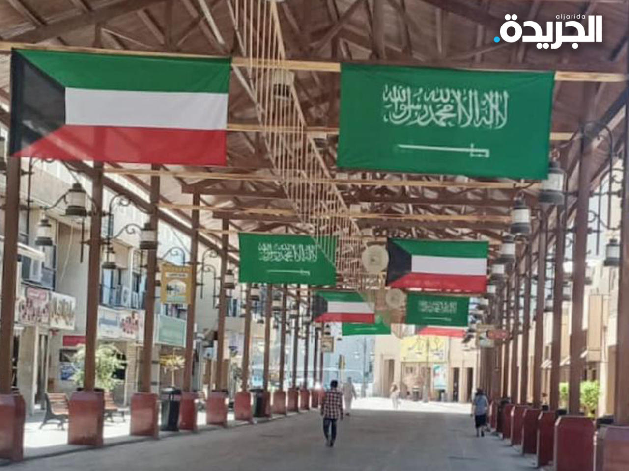 تزيين أسواق المباركية بأعلام المملكة العربية السعودية