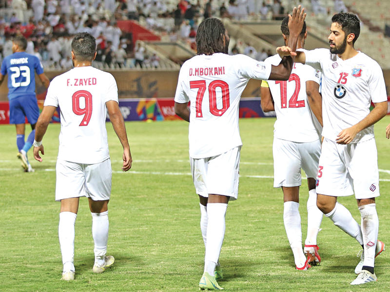 لاعبو الأبيض يحتفلون بهدف مبوكاني