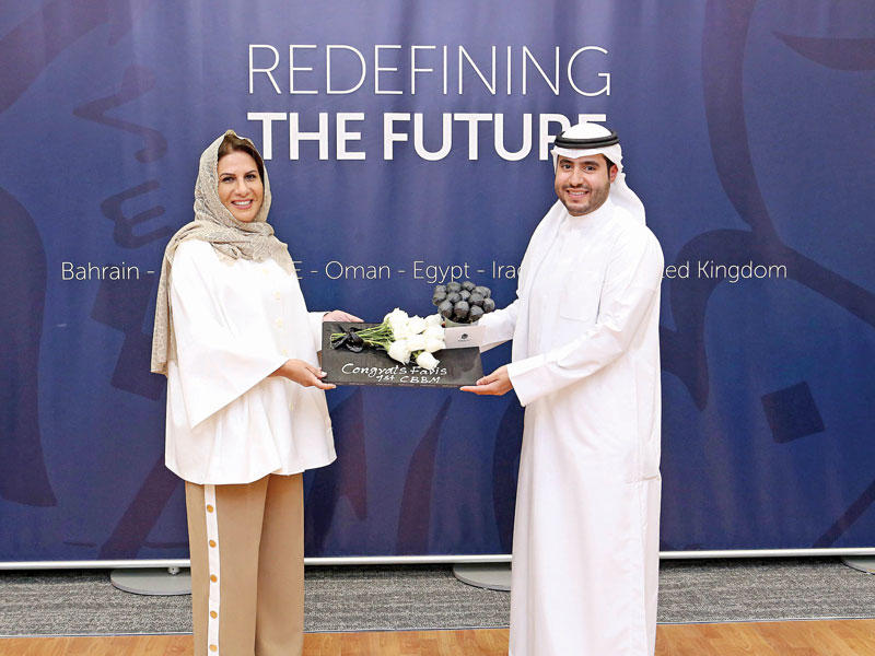 الرئيسة التنفيذية بالبنك الأهلي المتحدجهاد الحميضي تكرم مسؤول حسابات شخصية في إدارة الخدمات المصرفية للأفراد بالبنك فارس الفارس 