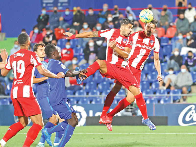 سواريز نجم أتلتيكو يسدد كرة رأسية في مرمى خيتافي