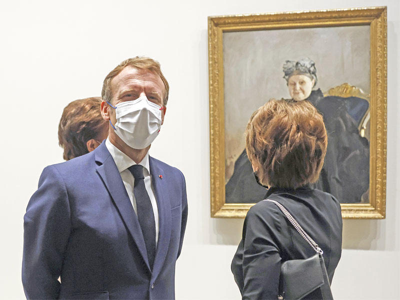 الرئيس الفرنسي إيمانويل ماكرون  خلال افتتاح معرض فنّي في باريس أمس الأول (ا ف ب)