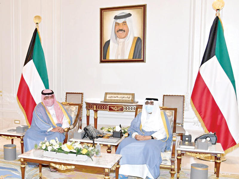 سمو ولي العهد الشيخ مشعل الأحمد مستقبلا وزير الداخلية الشيخ ثامر العلي ووكيل الداخلية