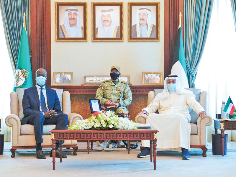  نائب رئيس الحرس الوطني الفريق أول متقاعد، الشيخ أحمد النواف لدى استقباله سفير السنغال أمس