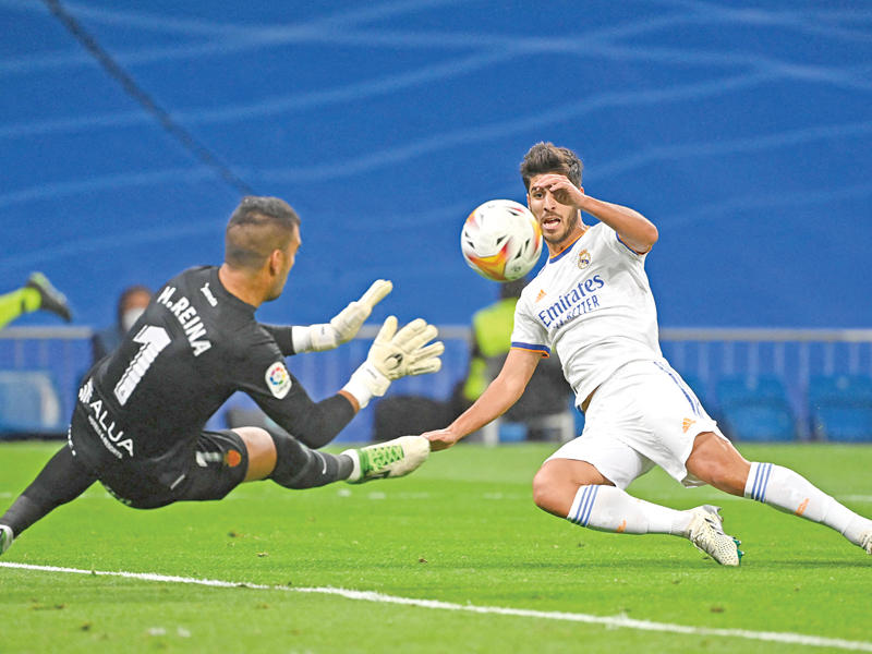 أسينسيو نجم ريال مدريد يحرز الهدف الثالث