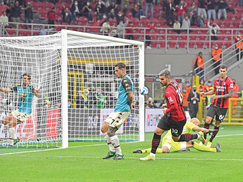 ثيو هيرنانديز نجم ميلان يحتفل بعد إحرازه هدفاً في مرمى فينيتسيا