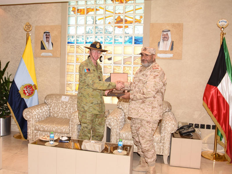 رئيس الأركان العامة للجيش الفريق الركن خالد الصالح مستقبلا المسؤول الأسترالي