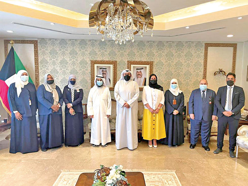 وزير الصحة مستقبلاً وفد التمريض