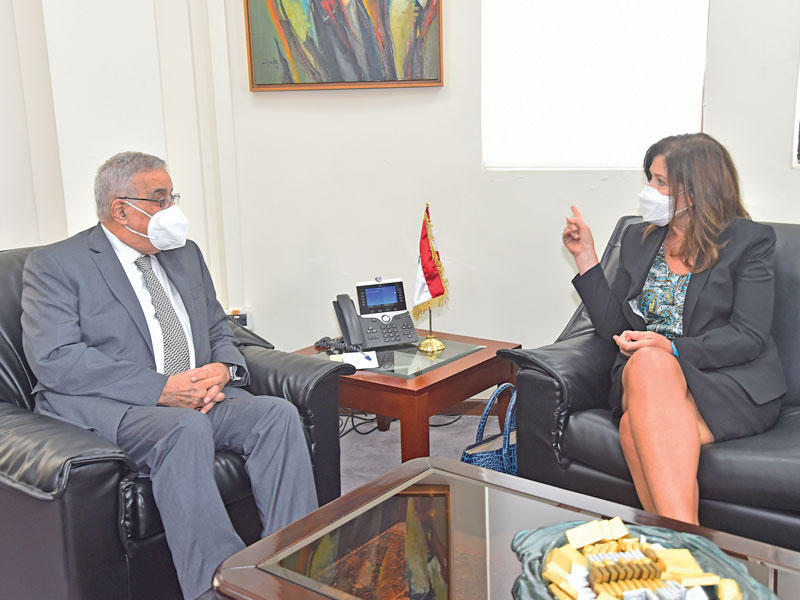 وزير الخارجية اللبناني مستقبلاً السفيرة الأميركية لدى بيروت أمس      (دالاتي ونهرا)