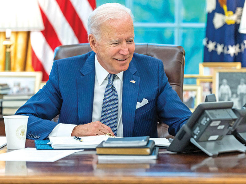 صورة وزعها البيت الابيض لبايدن خلال الاتصال أمس الأول مع ماكرون (أ ف ب) 