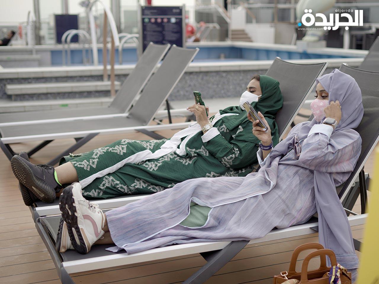 سعوديون يستمتعون برحلات في البحر الأحمر