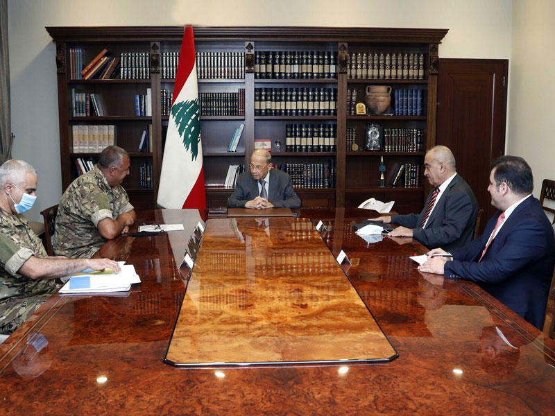 الرئيس اللبناني ميشال عون مجتمعا مع الوفد اللبناني