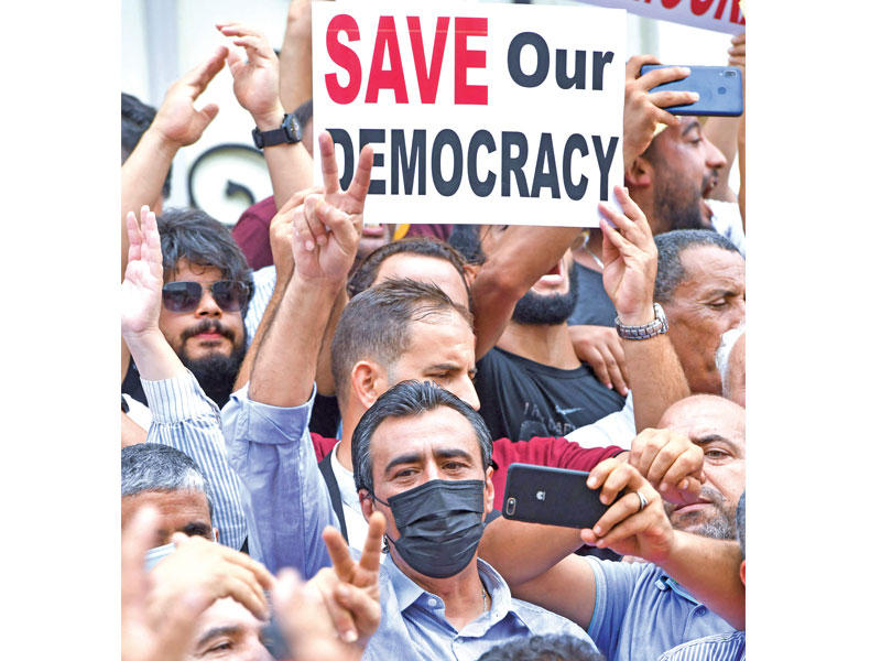 تونسيون يتظاهرون ضد سعيد في العاصمة تونس السبت الماضي (أ ف ب)n