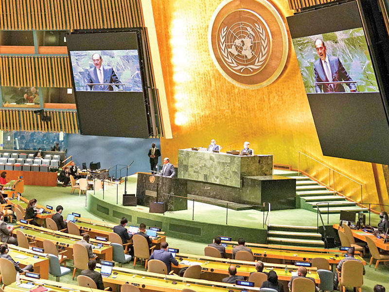 ممثل صاحب السمو أمير البلاد الشيخ نواف الاحمد رئيس مجلس الوزراء سمو الشيخ صباح الخالد ملقياً كلمة الكويت في الجمعية العامة للأمم المتحدة أمس الأول