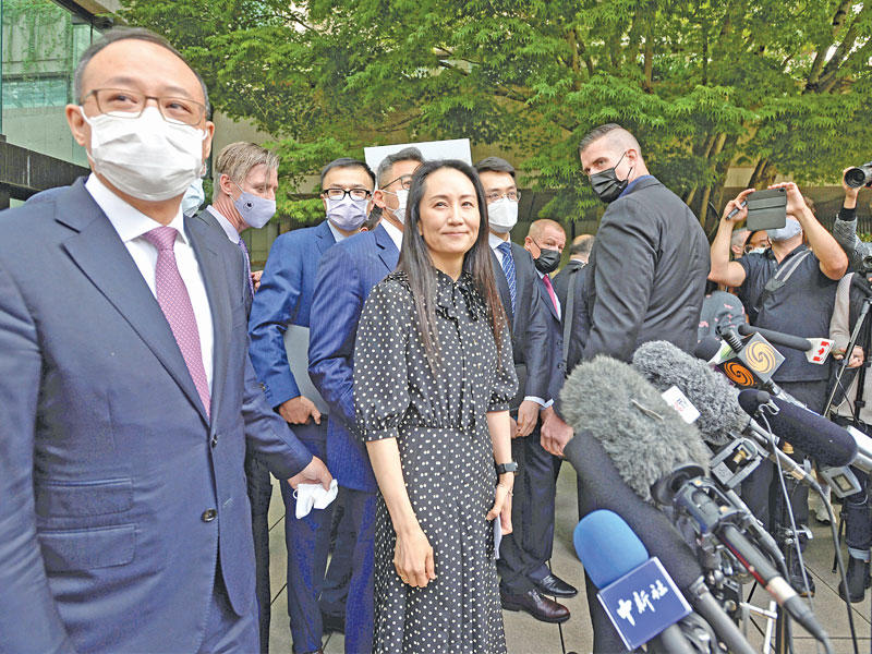 منغ تغادر المحكمة عقب إطلاق سراحها (رويترز)