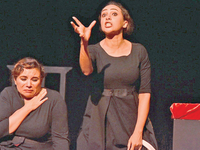 لقطة من مسرحية «هاملتهُنَّ»