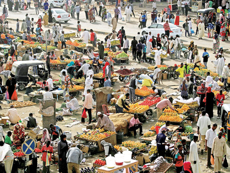 سودانيون يشترون من «بازار الخرطوم» (رويترز)