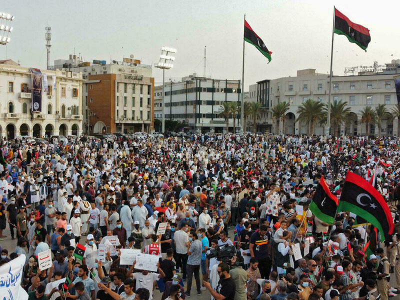 تظاهر الآلاف في ساحة ميدان الشهداء في العاصمة طرابلس