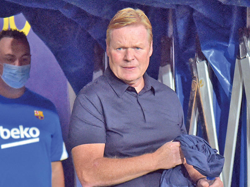 المدير الفني لبرشلونة  الهولندي رونالد كومان 