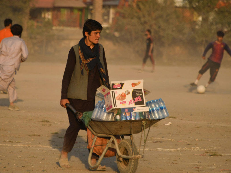 شاب أفغاني يبيع المرطبات في كابول أمس الأول   (أ ف ب)