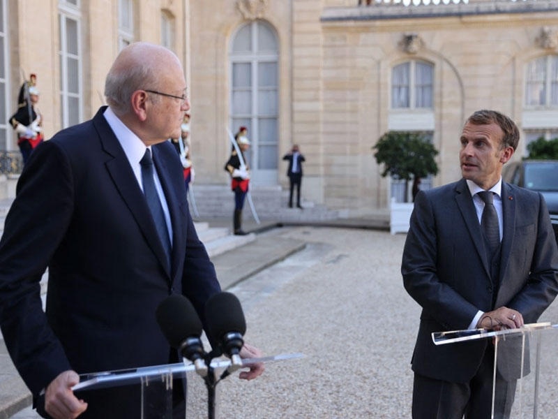 الرئيس الفرنسي إيمانويل ماكرون (يمين) ورئيس الوزراء اللبناني نجيب ميقاتي يتحدثان للصحافة بعد لقائهم في قصر الإليزيه
