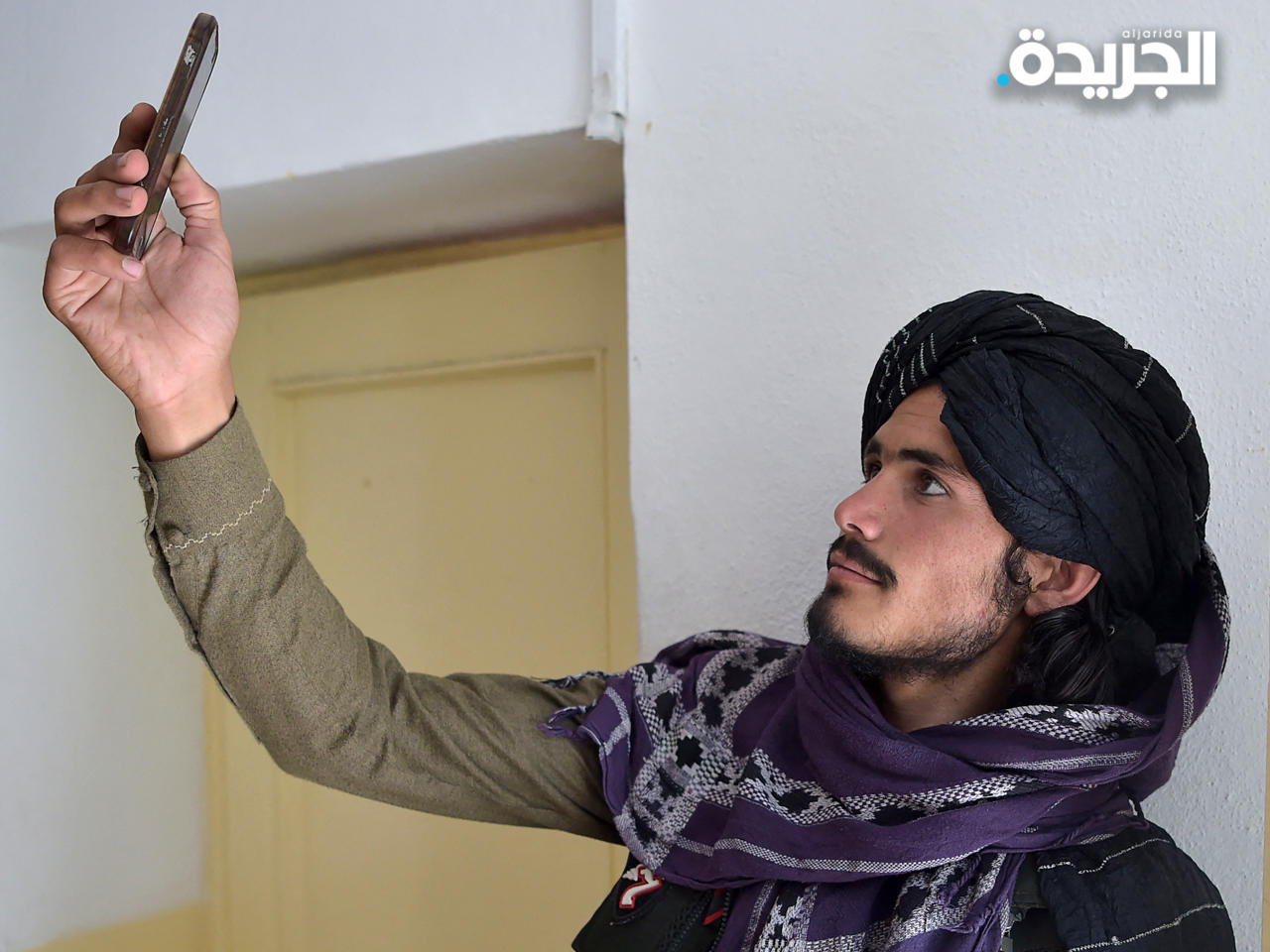 أحد عناصر طالبان يلتقط سيلفي في مقر حكومي