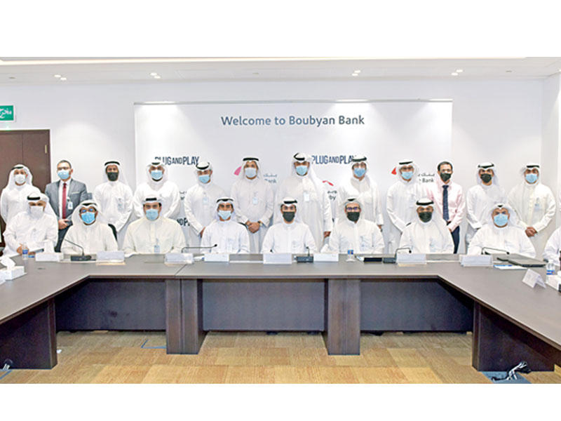 مجموعة من الموظفين الجدد في إدارات البنك