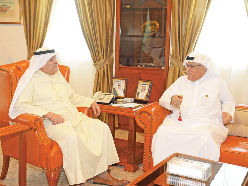 رئيس غرفة تجارة وصناعة الكويت محمد جاسم الصقر مستقبلاً رئيس اتحاد غرف التجارة والصناعة الإماراتية عبدالله المزروعي أمس