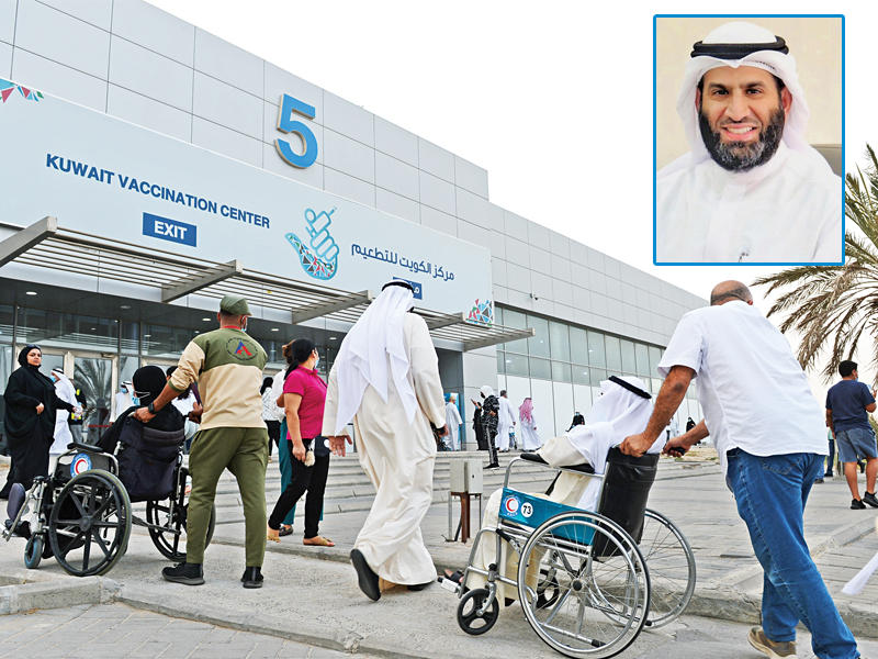 جانب من المشاركين في حملة التطعيمات التنشيطية للمسنين امس (تصوير جورج ريجي) وفي الإطار يظهر  وكيل وزارة الصحة المساعد لشؤون الرقابة الدوائية والغذائية، د. عبدالله البدر