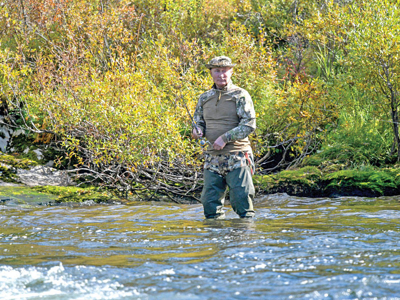 الرئيسين الروسي فلاديمير بوتين يمارس صيد الأسماك خلال إجازة في سيبيريا بعد إنهائه حجراً صحياً  (رويترز)