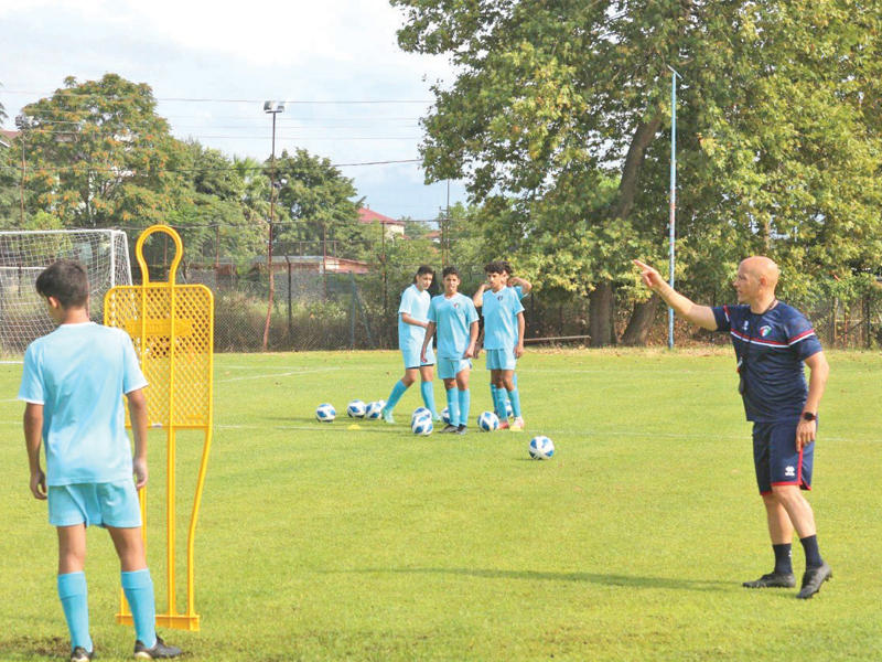 كاراسكو يوجه اللاعبين في المعسكر التركي