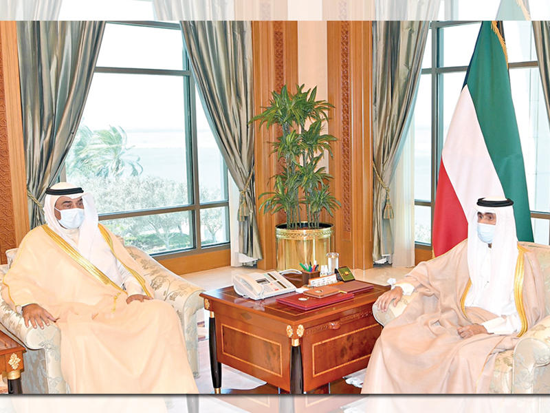 صاحب السمو أمير البلاد، الشيخ نواف الأحمد مستقبلاً رئيس مجلس الوزراء سمو الشيخ صباح الخالد أمس