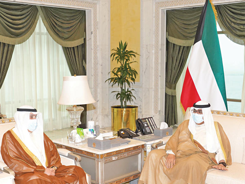 سمو ولي العهد، الشيخ مشعل الأحمد مستقبلاً  رئيس غرفة تجارة وصناعة الكويت، محمد جاسم الصقر أمس