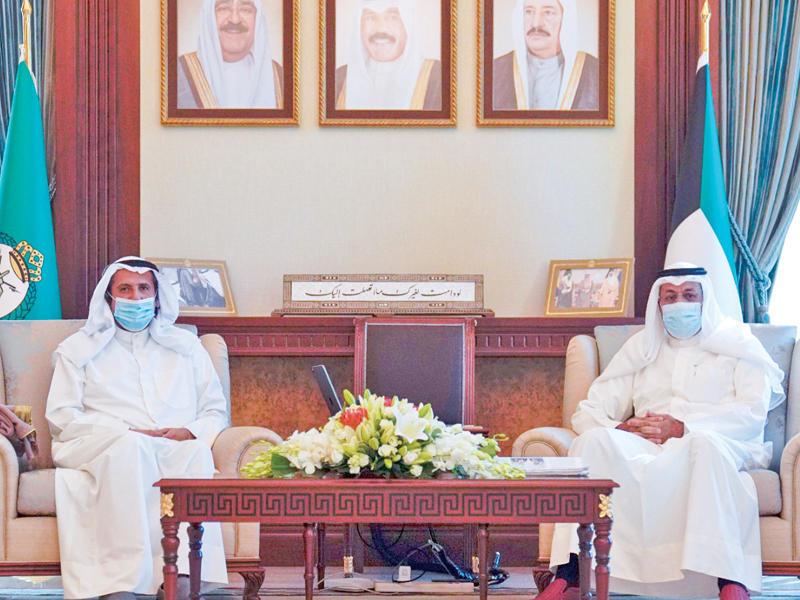 نائب رئيس الحرس الوطني، الفريق أول متقاعد، الشيخ أحمد النواف  مستقبلاً  سفير الكويت لدى إيطاليا الشيخ عزام الصباح