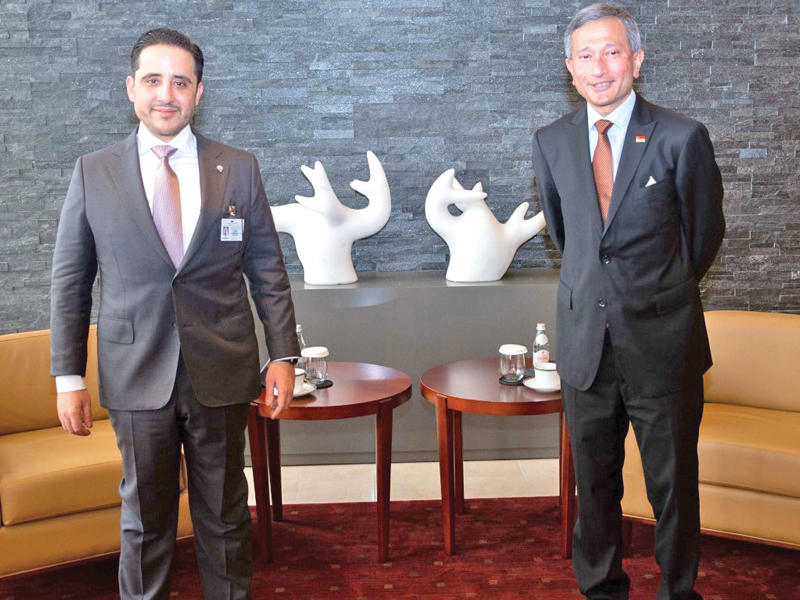  وزير الخارجية وزير الدولة لشؤون مجلس الوزراء الشيخ الدكتور أحمد الناصر ووزير خارجية سنغافورة فيفيان بالاكريشنان