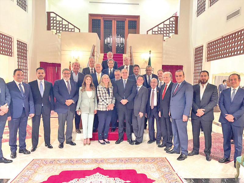 صورة جماعية تجمع القائم بالأعمال لدى السفارة اللبنانية والسفيرة الأميركية لدى الكويتn