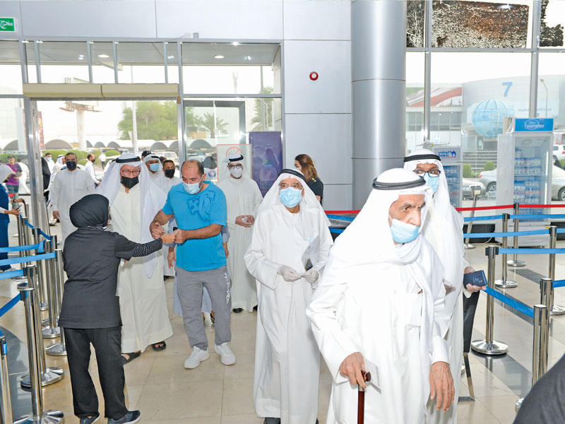 جانب من الإقبال الكثيف على تلقي الجرعة الثالثة في مركز مشرف أمس