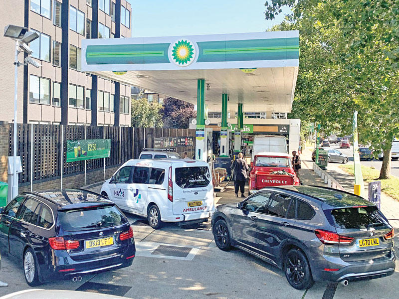 زحمة سيارات أمام إحدى محطات الوقود في لندن (أ ف ب)