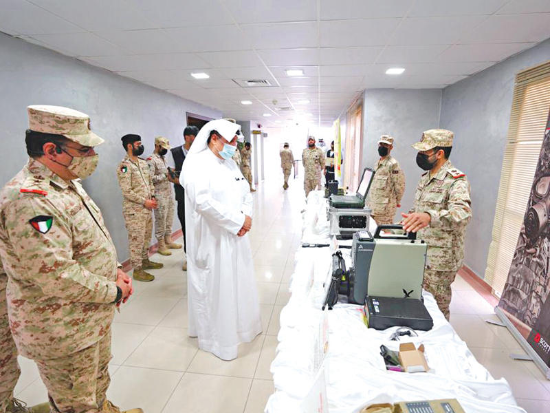 نائب رئيس مجلس الوزراء ووزير الدفاع الشيخ حمد الجابر خلال جولته التفقدية أمس