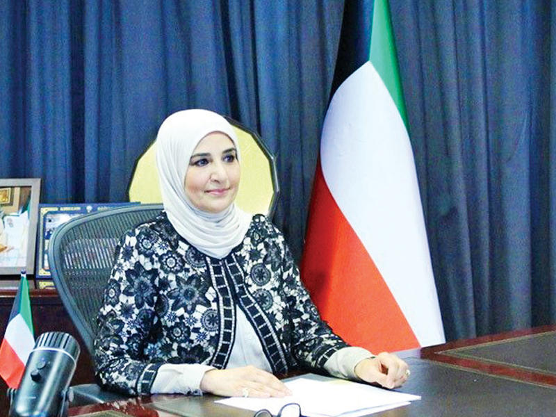 رئيسة الديوان مريم العقيل خلال ورشة «ديوان الخدمة»