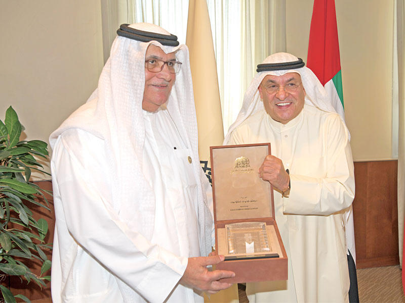 رئيس مجلس إدارة غرفة تجارة وصناعة الكويت محمد جاسم الصقر مكرماً رئيس اتحاد غرف التجارة والصناعة الإماراتية عبدالله المزروعي