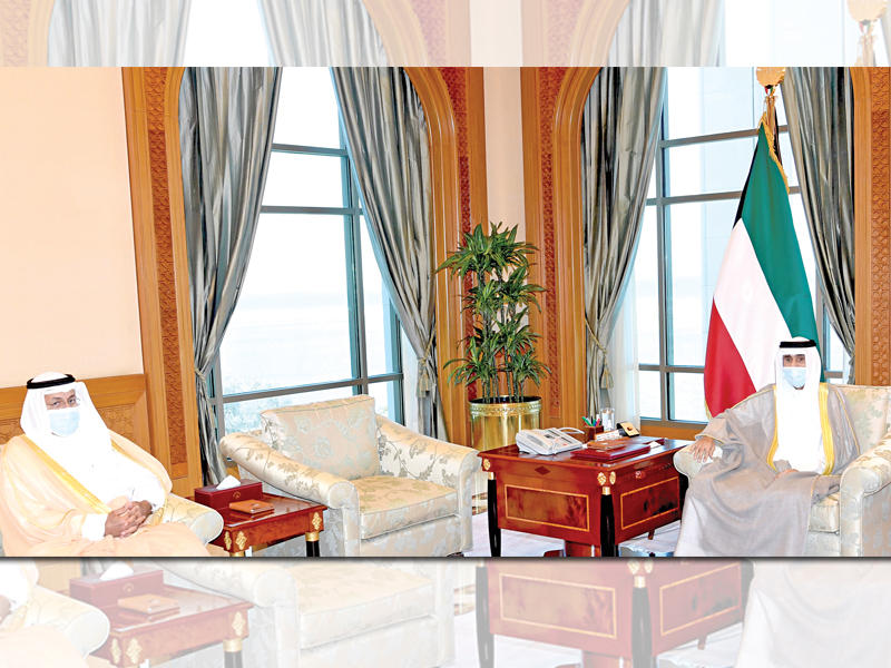 سمو أمير البلاد الشيخ نواف الأحمد مستقبلا نائب رئيس الحرس الوطني أمس